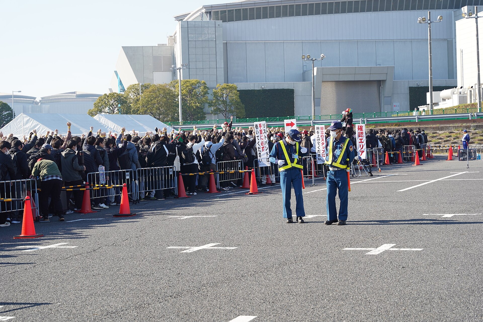 An admission-wristband check at Winter Comiket C107, 30 December 2025. This is a past event’s arrangement.