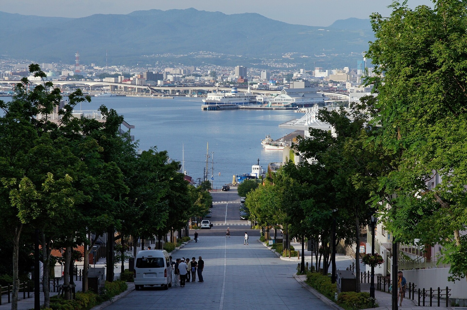 A leafy summer view down Hachimanzaka.
