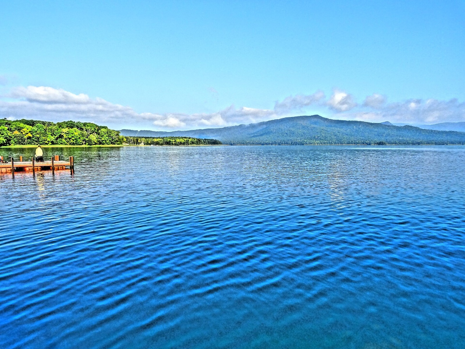 Lake Akan and its surrounding mountains in September.