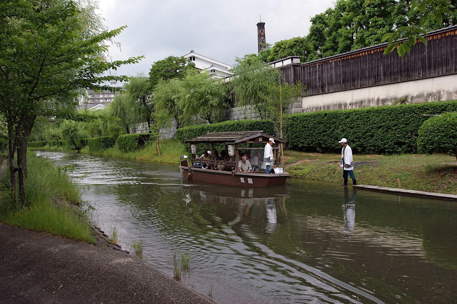 A sightseeing boat on Fushimi’s canal in an earlier spring season.