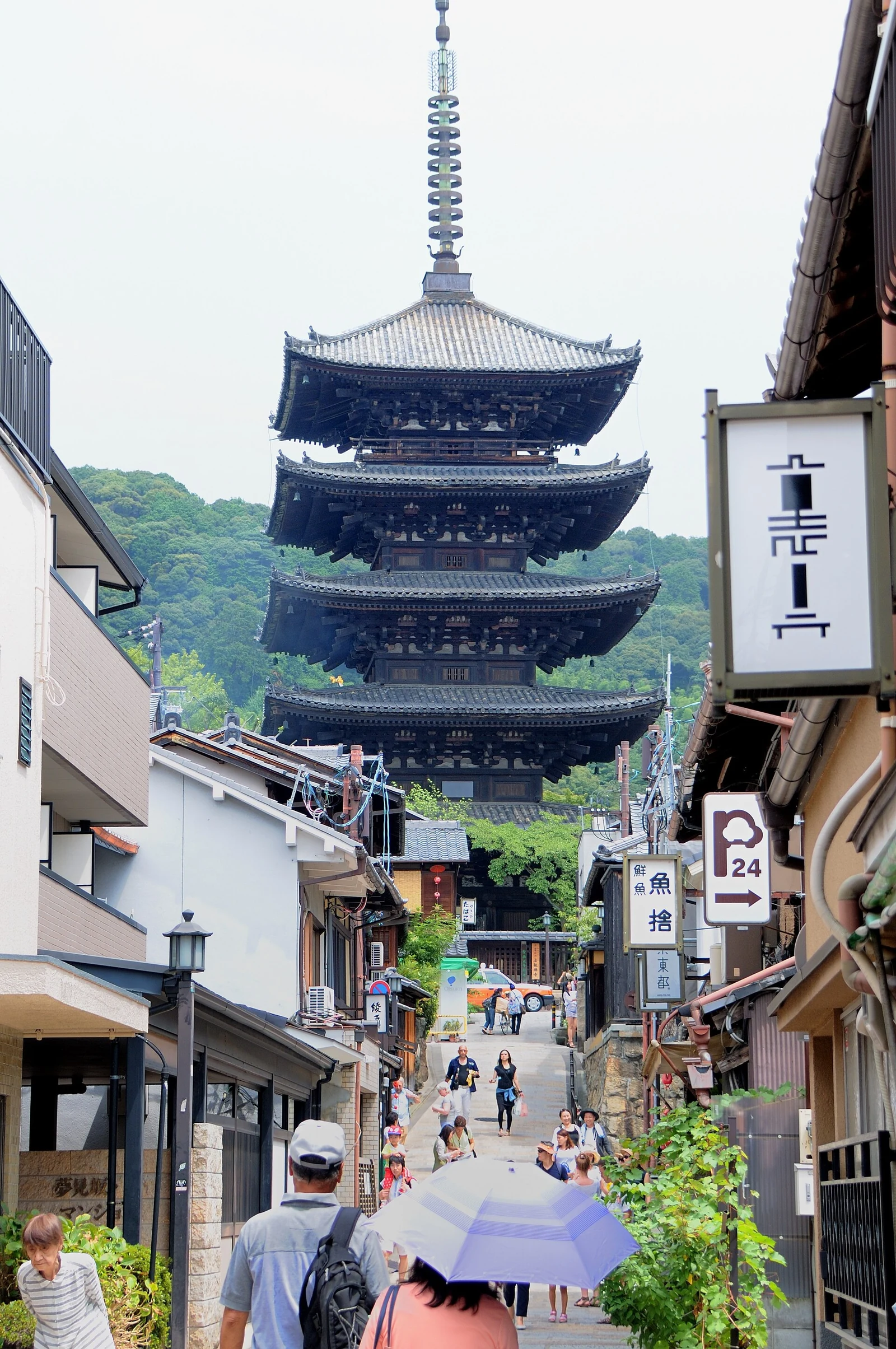Looking along the street towards Yasaka Pagoda.