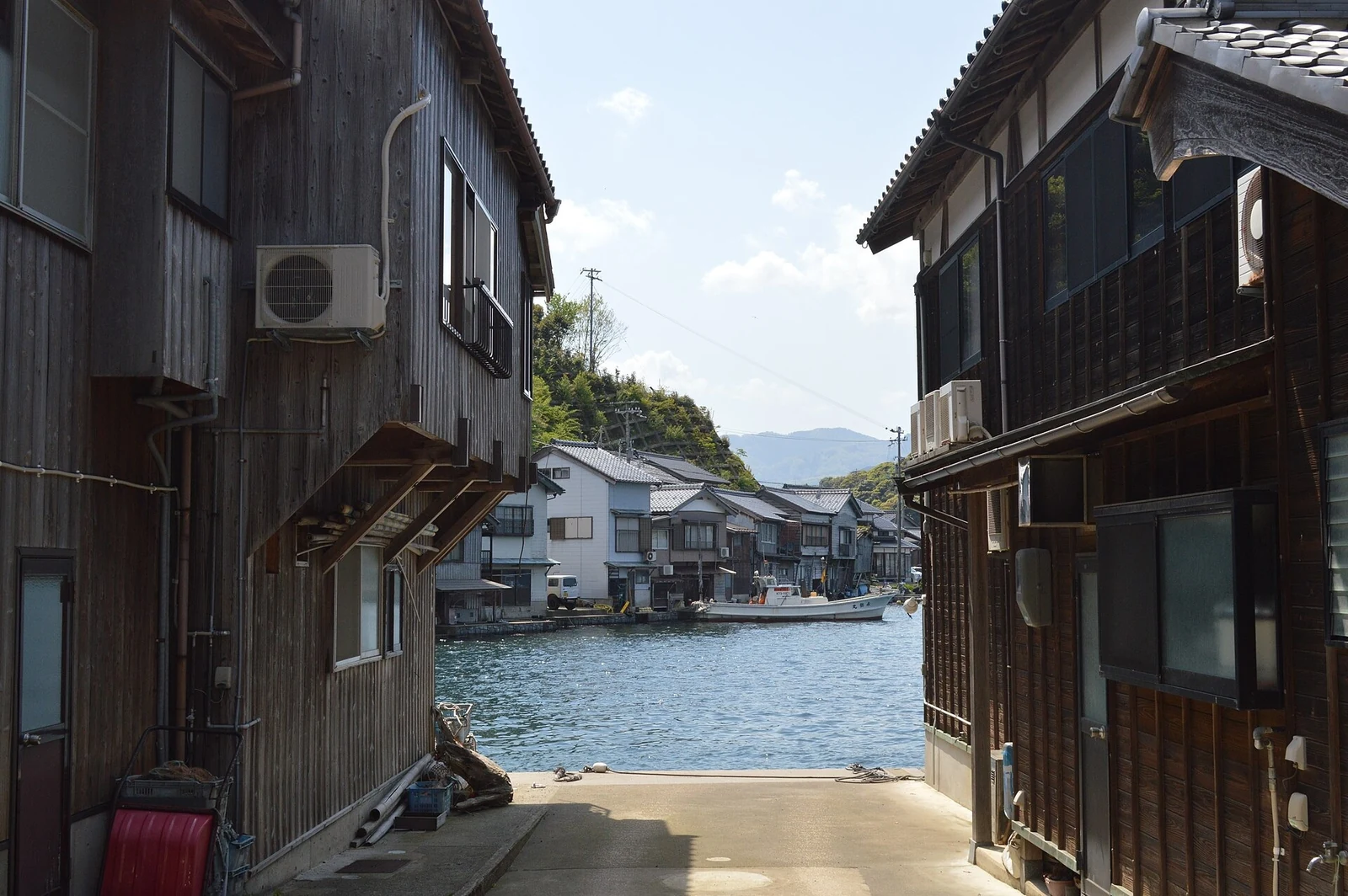 A narrow view between the waterfront buildings towards the bay.