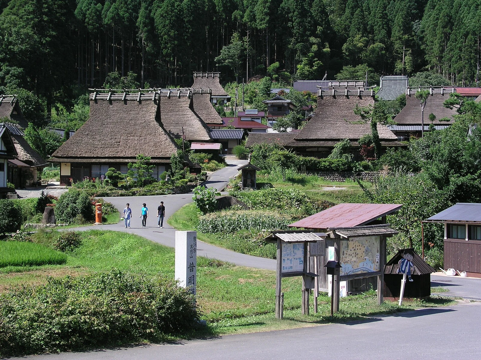A wider view of Kayabuki no Sato in summer 2006.