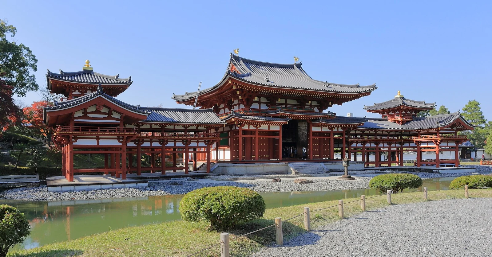Byodoin’s Phoenix Hall reflected in its pond.