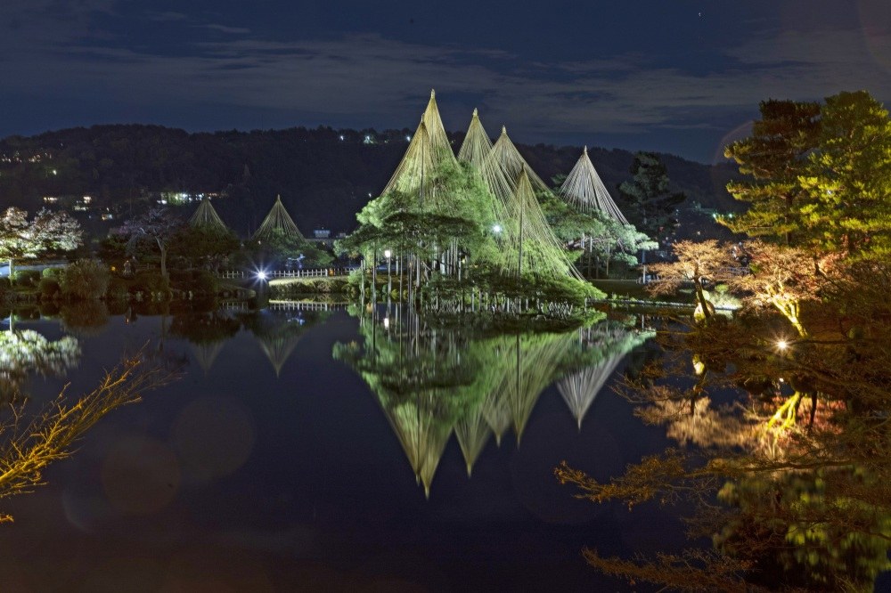 Yukitsuri reflected in the pond at Kenrokuen.