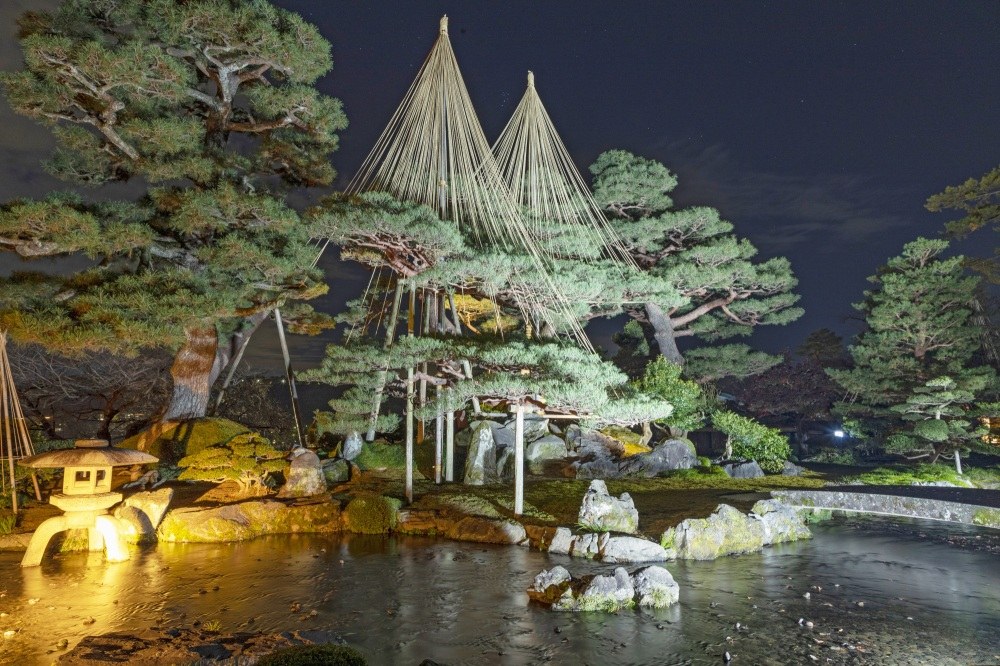 Yukimibashi and Shichifukujinyama illuminated in autumn.