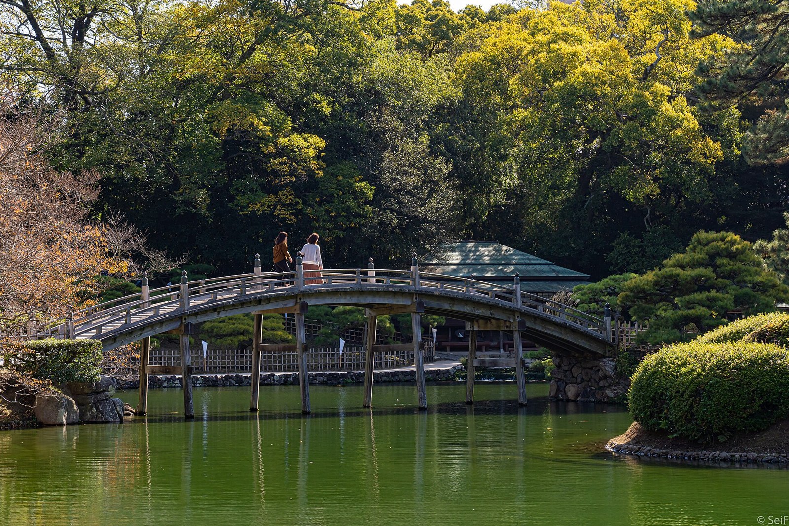 Ritsurin Garden is one of the most famous historical gardens in Japan. The garden is situated in the city of Takamatsu and is considered one of its main attractions. The garden contains a tea house, various folk art and craft exhibits, as well as various folk art and craft items for sale.