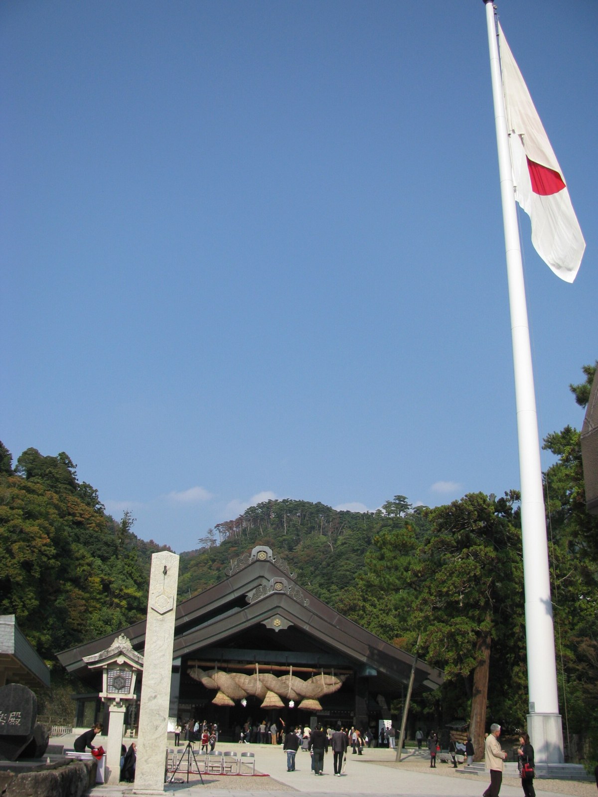 The Kaguraden and flag at Izumo Oyashiro.