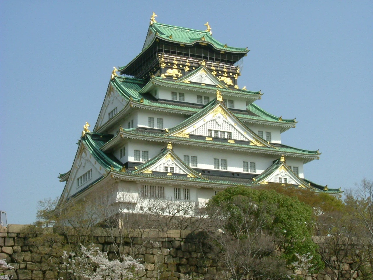 Cherry blossoms and the tower in Nishinomaru Garden in April 2005.