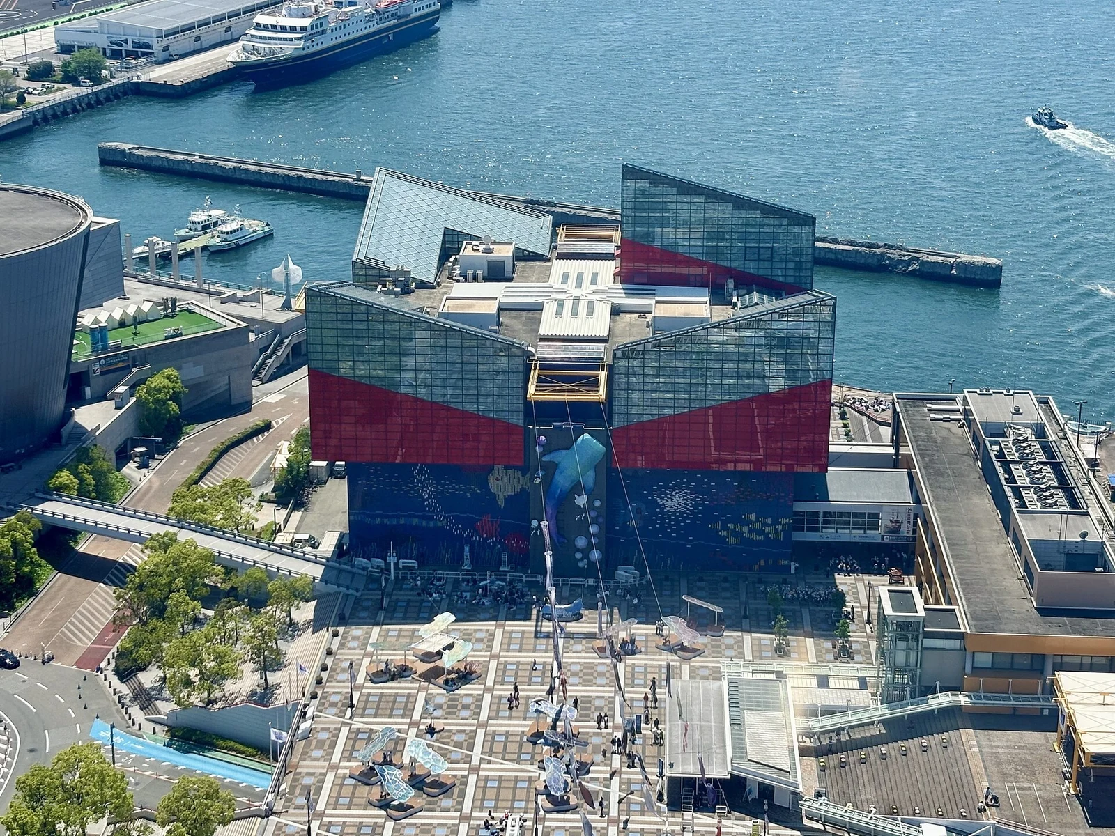 Kaiyukan and its waterfront setting seen from above.