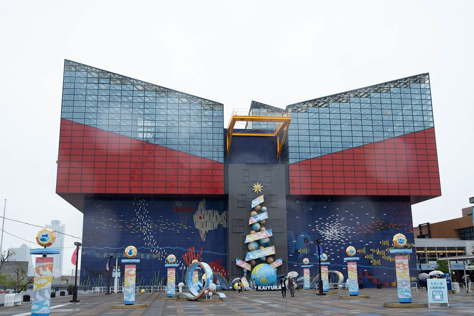 The colourful entrance frontage of Kaiyukan.