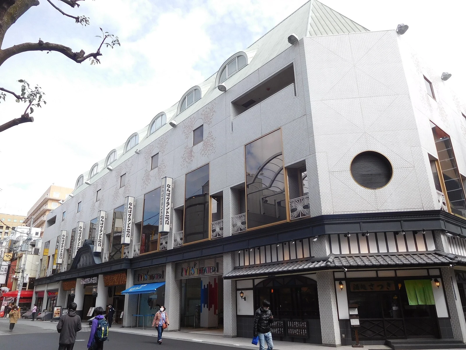Another exterior view of Namba Grand Kagetsu in March 2020.