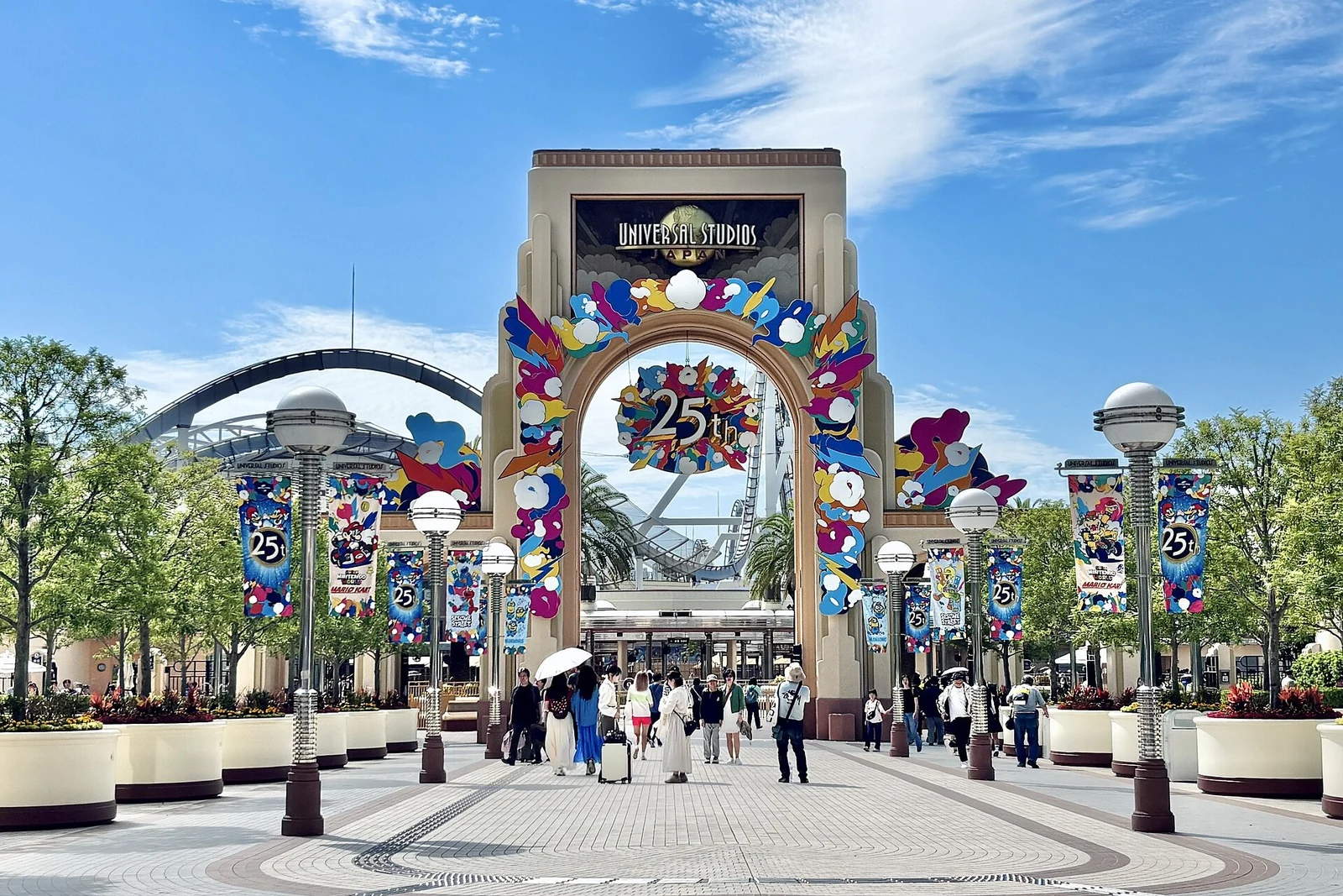 Universal Studios Japan’s entrance with 25th-anniversary decorations in October 2026.