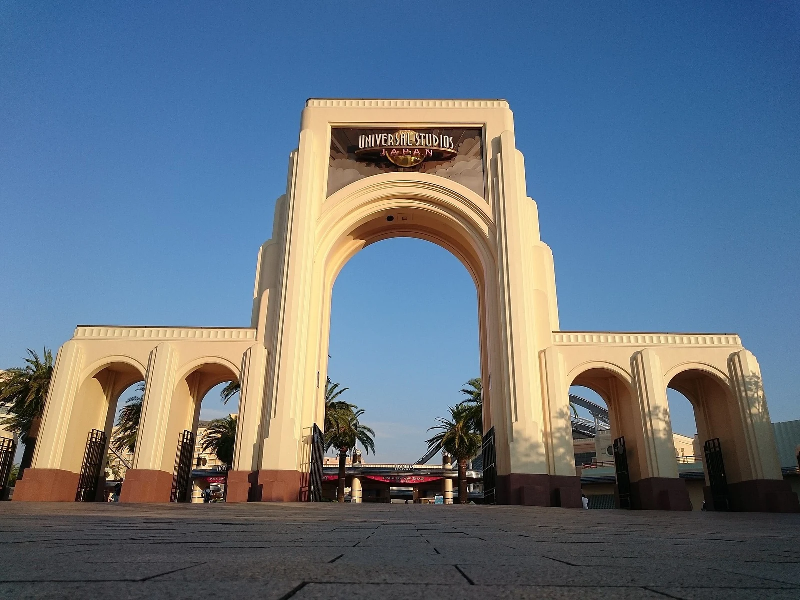 The park entrance arch in summer 2019.