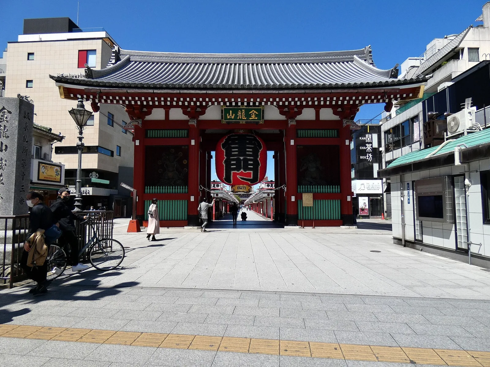 Kaminarimon, the entrance gate to Senso-ji, photographed in April 2020.