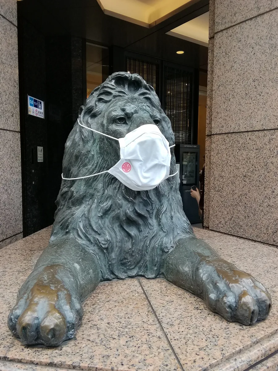 Ginza Mitsukoshi's lion statue wearing a mask, photographed in October 2021.